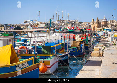 Bateaux de pêche dans le port de Marsaxlokk Malte eu Europe Banque D'Images