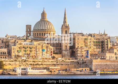 Valette Skyline avec le dôme de la Basilique notre Dame du Mont Carmel et le front de mer Marsamxett Harbour Valette Malte eu Europe Banque D'Images