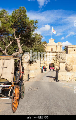 La porte principale de Mdina avec calèche et touristes ville fortifiée médiévale Mdina Malte eu Europe Banque D'Images