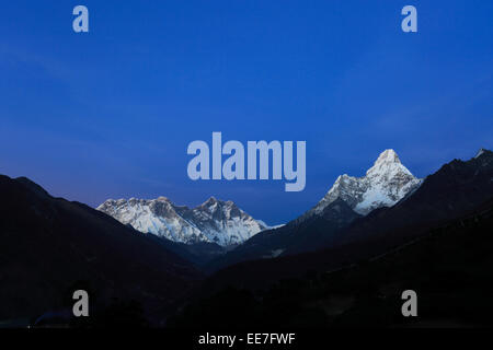 Des sommets enneigés du Mont Everest, Lhotse et l'Ama Dablam Montagne, Himalaya, UNESCO World Heritage Site, National Sagarmatha Banque D'Images