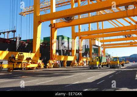 Décharge des conteneurs dans la région de Khor Fakkan commercial dock. Banque D'Images