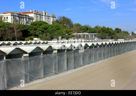 En cours de rénovation. Plage privée de l'hôtel : Grand Hotel des Bains, ancien hôtel de luxe sur le Lido de Venise, Italie Banque D'Images