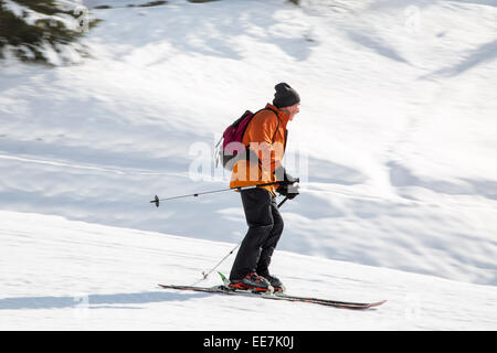 Sac à dos avec le skieur ski ski de sports d'hiver dans les Alpes Banque D'Images