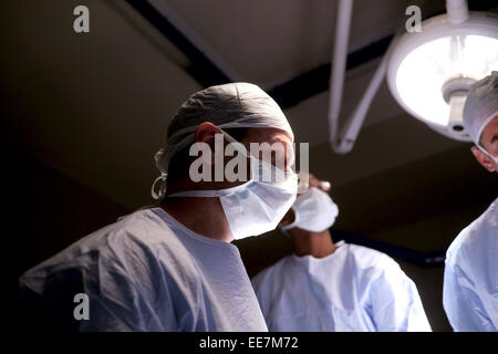 L'exécution de l'équipe chirurgicale à l'hôpital de chirurgie Banque D'Images