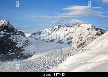 Vue sur les montagnes couvertes de neige en hiver autour de la Swiss Glacier d'Aletsch, le plus grand glacier des Alpes, Suisse Banque D'Images