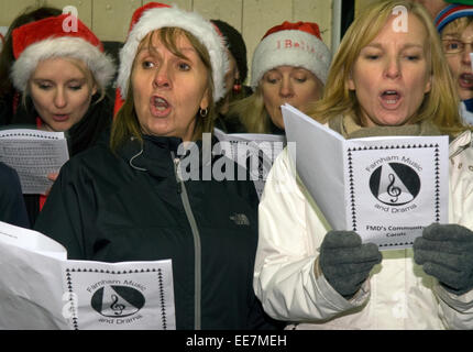 Chants de Noël les gens de la gare de Farnham pour lever des fonds pour cancer marie Curie, Farnham, Surrey, Royaume-Uni. décembre 2014. Banque D'Images