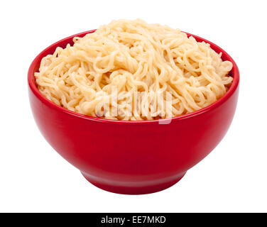 Nouilles Ramen dans un bol rouge. Isolé sur blanc, l'image est en pleine concentration, l'avant à l'arrière. Banque D'Images