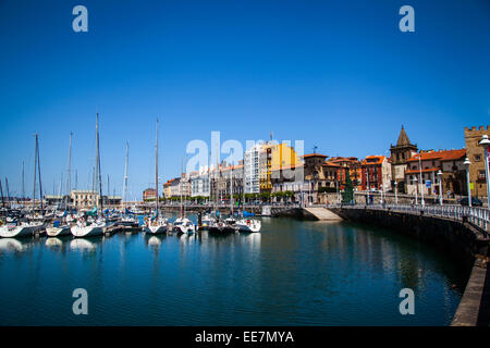 Yachts et bateaux dans le port de plaisance de Gijon, Asturias, Espagne Banque D'Images