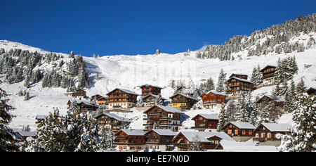 Swiss chalets en bois dans la neige en hiver dans les Alpes au village de montagne de Riederalp, Valais / Valais, Suisse Banque D'Images