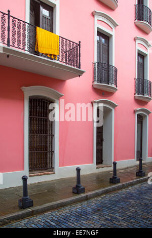 Le séchage à la serviette sur le balcon d'un bâtiment de couleur rose dans le Vieux San Juan, Puerto Rico Banque D'Images