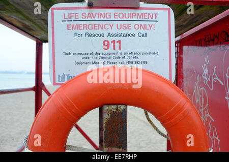 Signe et l'équipement de sauvetage à bord d'un ferry à Toronto. Banque D'Images