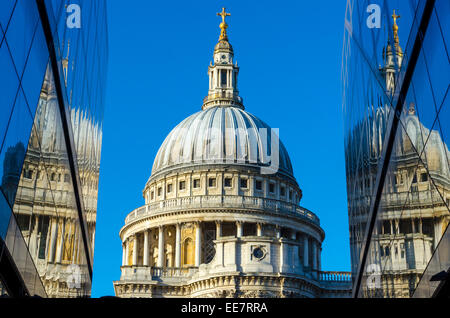 La Cathédrale de St Paul, reflétée dans le verre d'un nouveau centre commercial. Ville de London, UK Banque D'Images