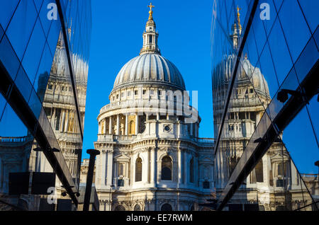 La Cathédrale de St Paul, reflétée dans le verre d'un nouveau centre commercial. Ville de London, UK Banque D'Images