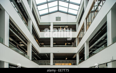 Atrium, le toit. L'intérieur. Metall adn. verre architecture architecture bâtiments bâtiment atrium lumineux horizons d'affaires intégré Banque D'Images