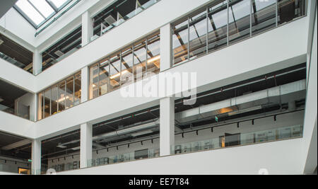 Atrium, le toit. L'intérieur. Metall adn. verre architecture architecture bâtiments bâtiment atrium lumineux horizons d'affaires intégré Banque D'Images