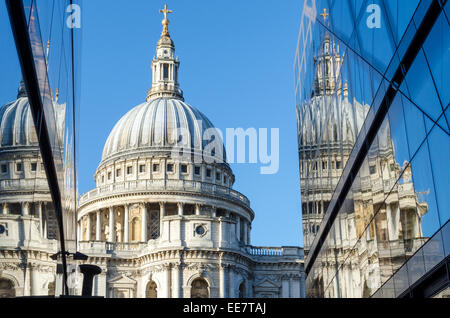 La Cathédrale de St Paul, reflétée dans le verre d'un nouveau centre commercial. Ville de London, UK Banque D'Images