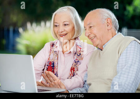 Couple senior discussion vidéo sur PC portable Banque D'Images