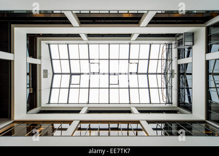 Atrium, le toit. L'intérieur. Metall adn. verre architecture architecture bâtiments bâtiment atrium lumineux horizons d'affaires intégré Banque D'Images