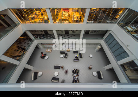 Atrium, le toit. L'intérieur. Metall adn. verre architecture architecture bâtiments bâtiment atrium lumineux horizons d'affaires intégré Banque D'Images