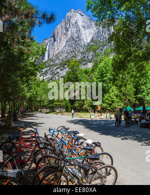 Village de Yosemite Yosemite Falls avec au loin, la vallée Yosemite, Yosemite National Park, Californie du Nord, USA Banque D'Images