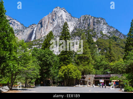 Centre d'accueil au village de Yosemite Yosemite Falls avec distance, en vallée de Yosemite, Yosemite National Park, California, USA Banque D'Images