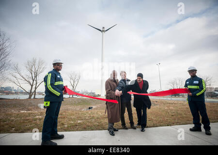 New York, USA. 14 Jan, 2015. Brooklyn Borough Président Eric Adams, gauche et Thomas Outerbridge, centre, directeur général de recyclage municipaux avec d'autres Sims ont coupé le ruban sur la première éolienne à l'échelle commerciale à New York, situé à l'installation de récupération des matières Sunset Park à Brooklyn est dédié le mercredi 14 janvier 2015. L'éolienne à l'Sims Metal Management MFR est de 160 pieds de haut, y compris les pales, coût 750 000 $ et va payer pour lui-même dans un délai de cinq ans. Faites par Northern Power Systems l'éolienne génère 4  % de l'énergie consommée par l'installation de recyclage. Ajouter Banque D'Images