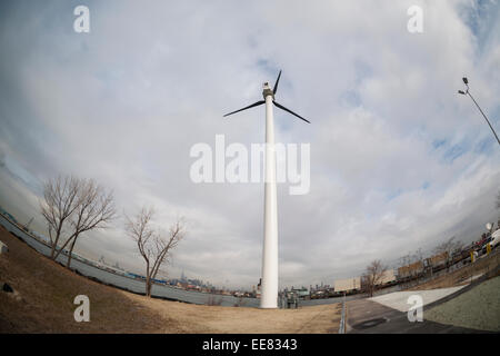 New York, USA. 14 Jan, 2015. La première turbine éolienne à l'échelle commerciale à New York, situé à l'installation de récupération des matières Sunset Park à Brooklyn est dédié le mercredi 14 janvier 2015. L'éolienne à l'Sims Metal Management MFR est de 160 pieds de haut, y compris les pales, coût 750 000 $ et va payer pour lui-même dans un délai de cinq ans. Faites par Northern Power Systems l'éolienne génère 4  % de l'énergie consommée par l'installation de recyclage. Ajouté à l'panneaux solaires 20 pour cent de l'énergie sera d'origine renouvelable. Crédit : Richard Levine/Alamy Live News Banque D'Images