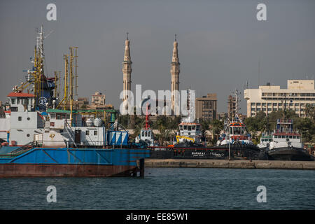 (150114) -- ISMAILIA, 14 janvier 2015 -- Photo prise le 14 janvier 2015, montre une vue d'un port à Ismaïlia, ville par le Canal de Suez en Egypte, le 14 janvier, 2015. L'Égypte a lancé la nouvelle voie maritime projet en août 2014, et la construction a été ordonnée par le président égyptien Abdel-Fattah al-Sisi à être achevé en un an. (Xinhua/Pan Chaoyue) Banque D'Images