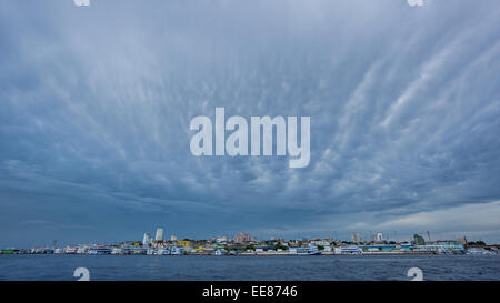 Grand angle Ultra de Manaus avec ciel nuageux, Amazon Banque D'Images