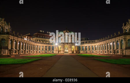 Dresde Zwinger panorama avec illumination de nuit, Allemagne Banque D'Images