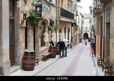 Les hommes de boire à l'extérieur d'un bar dans une rue de la ville de Haro, Espagne, la capitale de la région viticole de Rioja. Banque D'Images