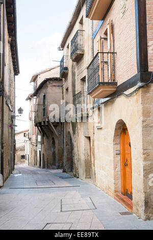 Une rue étroite et de vieux bâtiments de la ville de Haro, la capitale de la région viticole de Rioja en Espagne. Banque D'Images