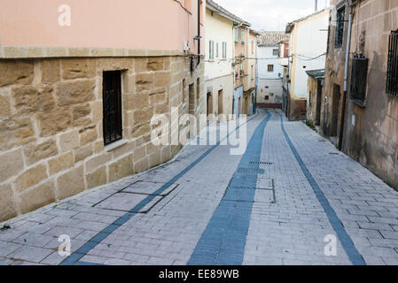 Une rue étroite et de vieux bâtiments de la ville de Haro, la capitale de la région viticole de Rioja en Espagne. Banque D'Images