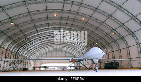 MQ-1B prédateur dans hangar en attente de déploiement à l'appui de la sécurité entourant les élections provinciales irakiennes 2009. Voir la description pour plus d'informations. Banque D'Images