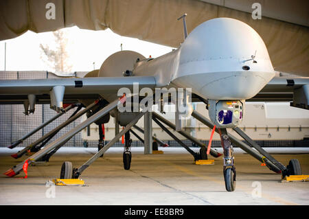 Trois MQ-1 prédateurs s'asseoir prêt à être lancé dans un hangar à l'aérodrome de Kandahar, Afghanistan. Voir la description pour plus d'informations. Banque D'Images