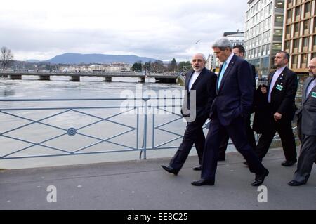 Le secrétaire d'Etat américain John Kerry promenades avec le Ministre iranien des affaires étrangères Zarif lors d'une pause dans les négociations sur l'avenir du programme nucléaire de l'Iran 14 janvier 2014 à Genève, Suisse. Banque D'Images