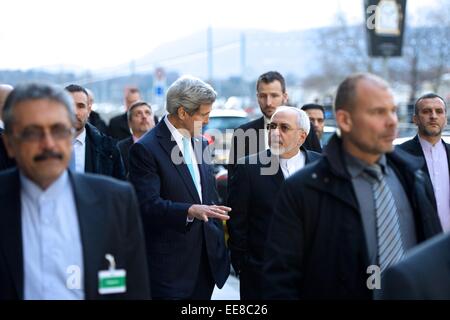 Le secrétaire d'Etat américain John Kerry promenades avec le Ministre iranien des affaires étrangères Zarif lors d'une pause dans les négociations sur l'avenir du programme nucléaire de l'Iran 14 janvier 2014 à Genève, Suisse. Banque D'Images