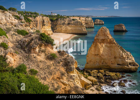 Les formations rocheuses sur la côte est de Benagil, Algarve, PORTUGAL Banque D'Images