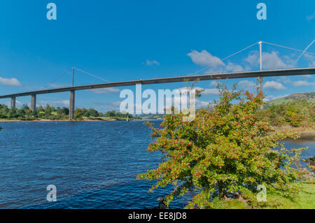 Erskine Bridge UN898 Trunk Road et Clyde de Old Kilpatrick Dunbartonshire de l'Ecosse avec Kilpatrick Hills dans la zone de Banque D'Images