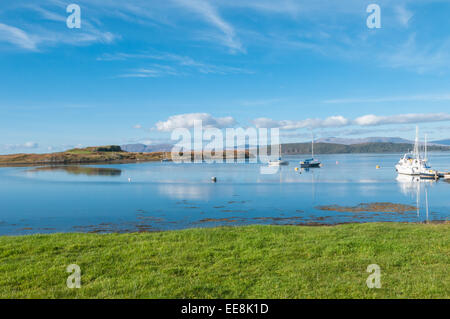 Yachts et bateaux à l'ancre aux couleurs de l'automne à Fisherman's Wharf Bruaich Ruaidhe Camassies Loch Etive Connel nr Oban Argyll & mais Banque D'Images