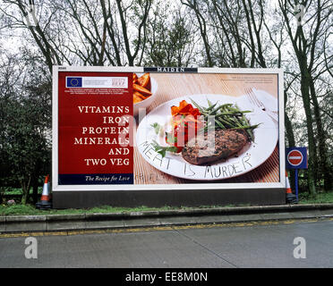 'Meat is murder' - droits des animaux végétariens/slogan écrit sur une affiche publicitaire de la viande bovine. Banque D'Images