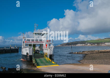 Caledonian Macbrayne car-ferry 'Loch Shira' quitter l'Ouest Manteaux resort de Largs North Ayrshire en Écosse Banque D'Images