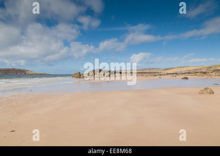 Rochers sur la plage Big Sand Ross & Cromarty gairloch Highland Ecosse avec Île de Longa Banque D'Images