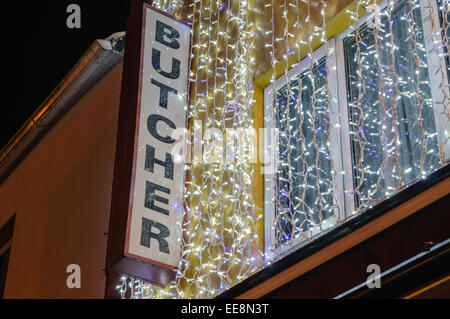 Boucherie décoré avec des lumières de Noël Banque D'Images