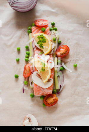 Filet de saumon cru avec des légumes frais prêts à cuisiner sur 'papillote'. Banque D'Images