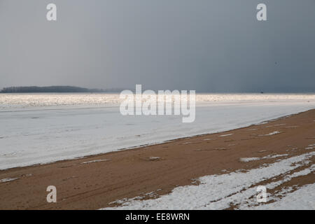 Lagune glaciaire avec du sable Banque D'Images