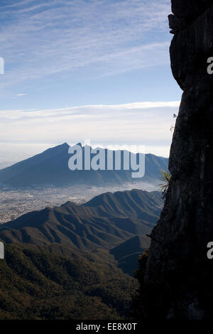 En regardant vers le Cerro de la Silla de Chipinque Park, à Monterrey, Nuevo Leon, Mexique. Banque D'Images