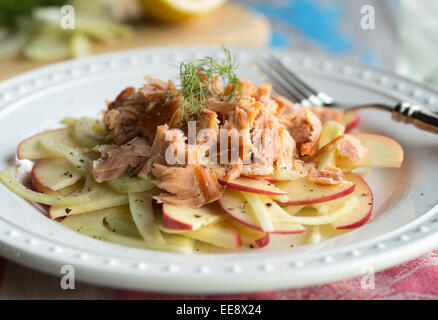 Belle pomme fraîche salade de fenouil avec du saumon et vinaigrette de dijon Banque D'Images