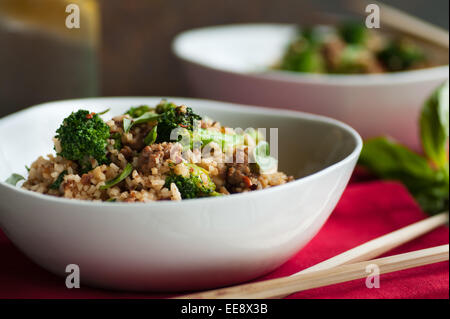 Le porc haché avec brocoli et sauce sucrée Banque D'Images