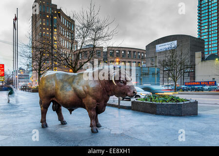 Bull Brass sculpture intitulée Sweet Royal Diamond par Joe Fafard,Georgia Street, Vancouver, British Columbia, Canada Banque D'Images